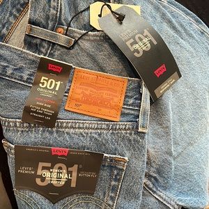 LEVIS 501 - NEVER WORN- 

FITTED THROUGH
HIP AND THIGH
STRAIGHT LEG